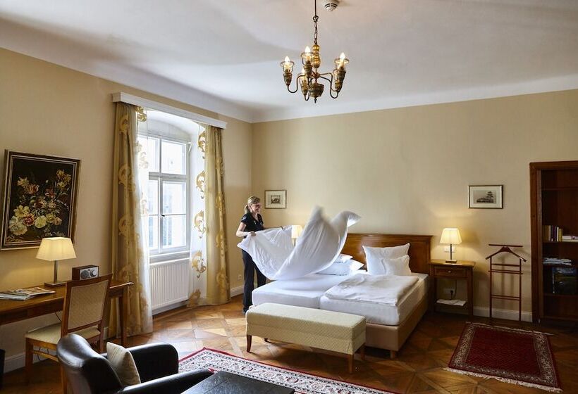 Полулюкс, Schloss Burgellern