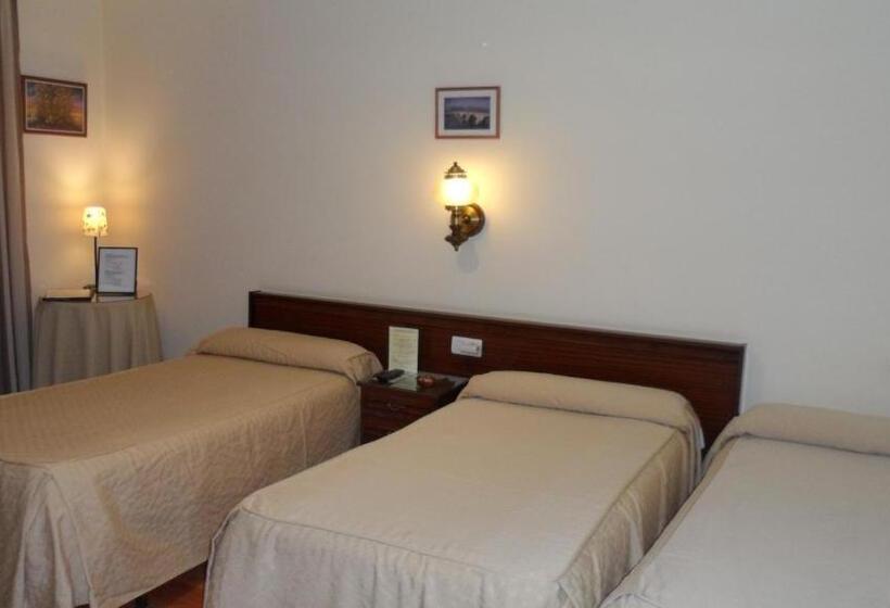 스탠다드 트리플 룸, Hostal Coruña