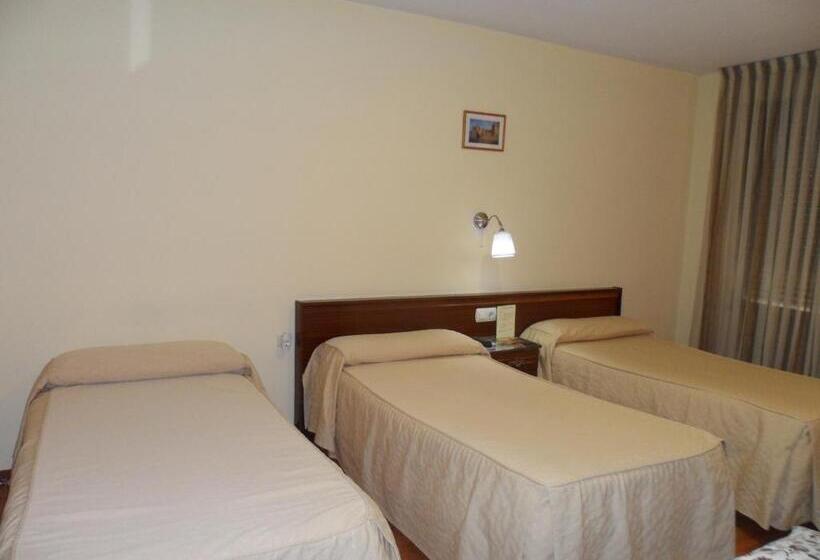 스탠다드 트리플 룸, Hostal Coruña