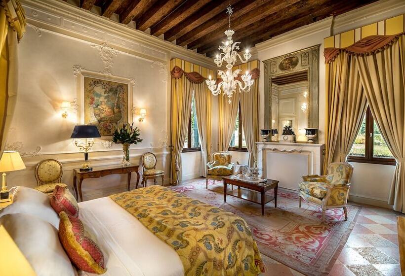 جناح جونيور, Villa Franceschi Hotel & Resort