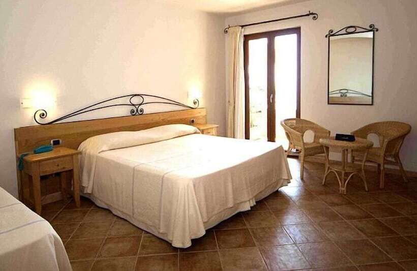 غرفة ديلوكس ثلاثية, Villa Gustui Maris