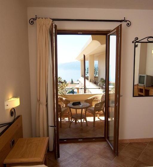 غرفة ديلوكس ثلاثية, Villa Gustui Maris