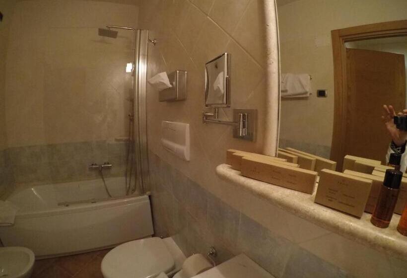 غرفة قياسية ثلاثية, Villa Gustui Maris