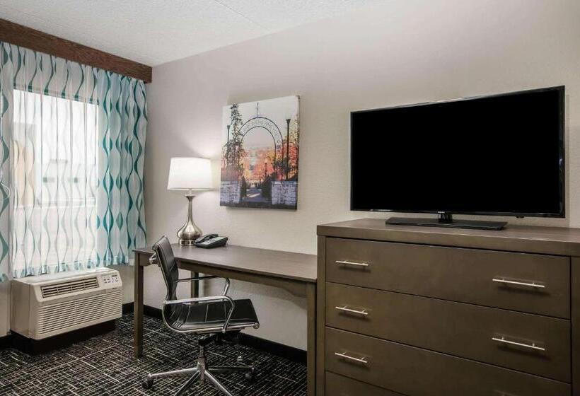 Deluxe Suite King Bed, La Quinta Inn By Wyndham Davenport & Conference Center