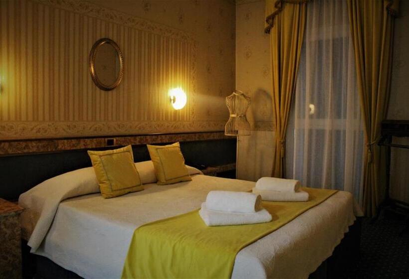 Полулюкс, Villa Pigalle