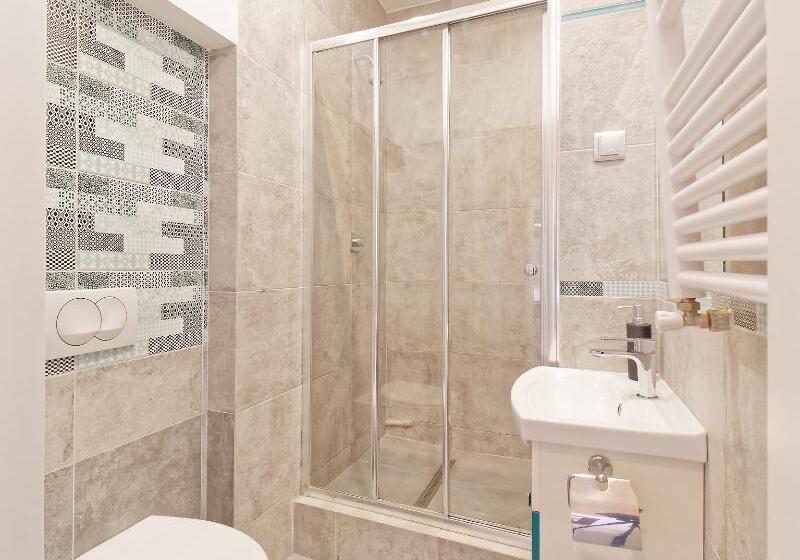 Апартаменты 2 Спальни, Old Town Kanonia Hostel & Apartments