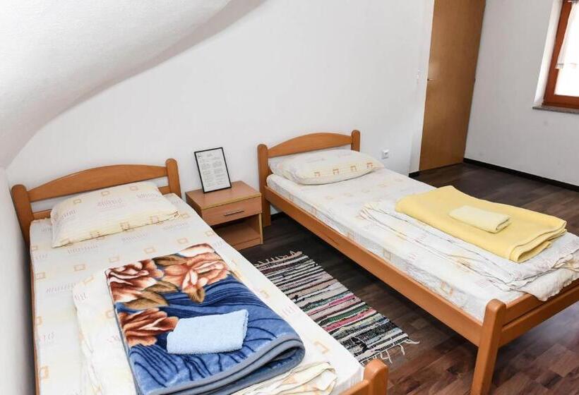 اتاق راحتی سه تخته, Sobe Sa Kupatilom Jajce