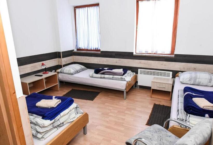 اتاق راحتی سه تخته, Sobe Sa Kupatilom Jajce