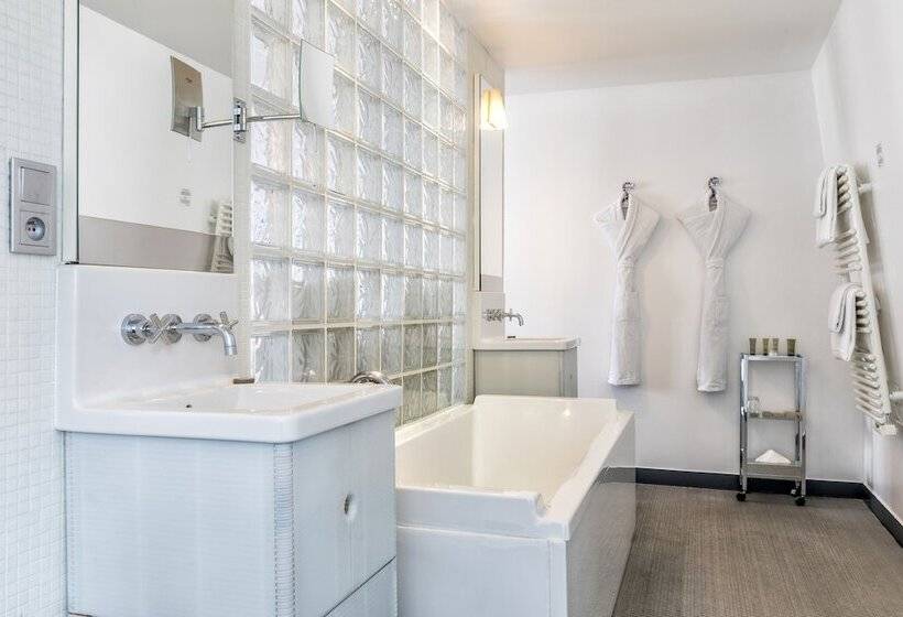 سوییت جونیور, Kube Hotel Paris
