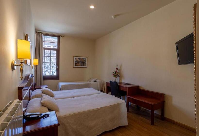 اتاق استاندارد سه نفره, De Camprodón