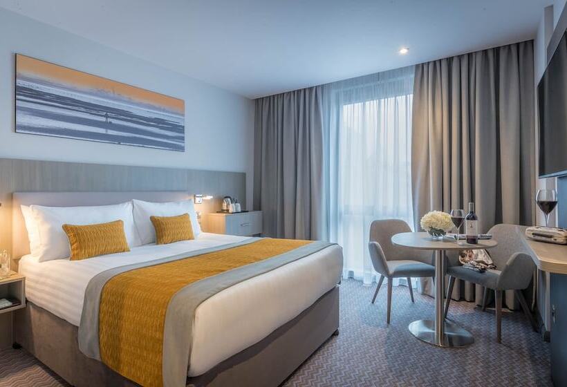اتاق سوپریور چهار تخته, Maldron Hotel Parnell Square Dublin City