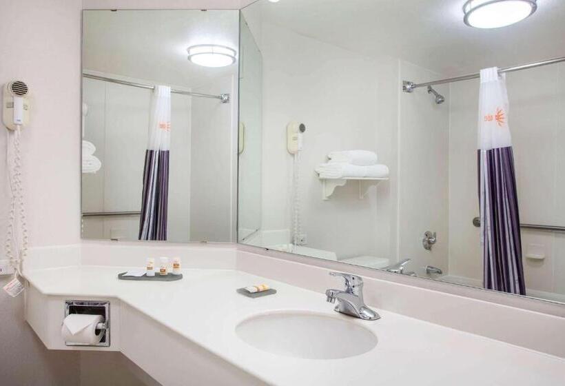 اتاق لوکس با تخت بزرگ, La Quinta By Wyndham Charlotte Airport South