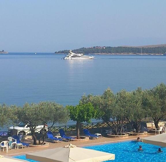 اتاق خانوادگی, Europa Beach