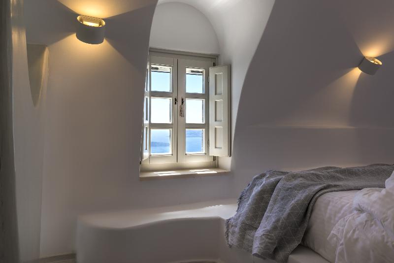 سوئیت جونیور با چشم‌انداز, Nefeles Luxury Suites