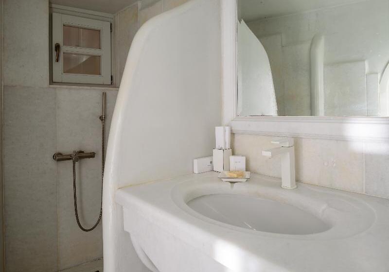 سوئیت جونیور با چشم‌انداز, Nefeles Luxury Suites