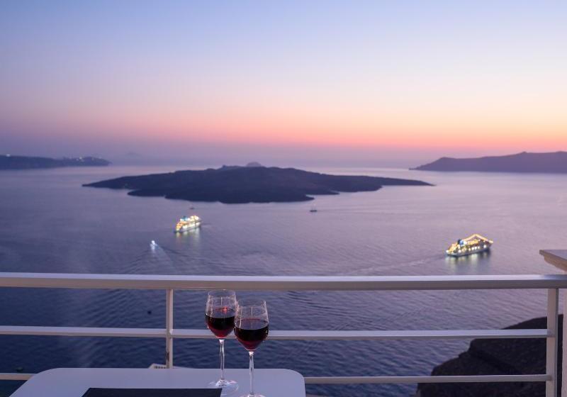 سوئیت جونیور با چشم‌انداز, Nefeles Luxury Suites