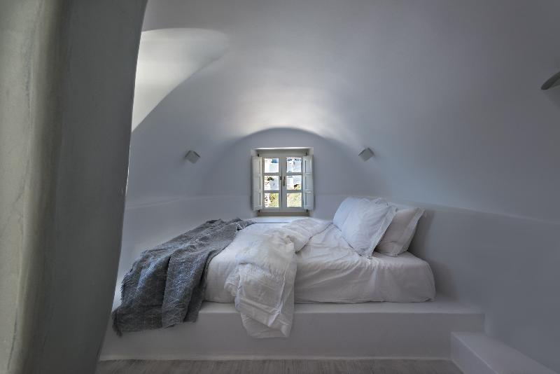 سوئیت جونیور با چشم‌انداز, Nefeles Luxury Suites