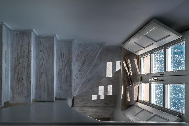 سوئیت جونیور با چشم‌انداز, Nefeles Luxury Suites
