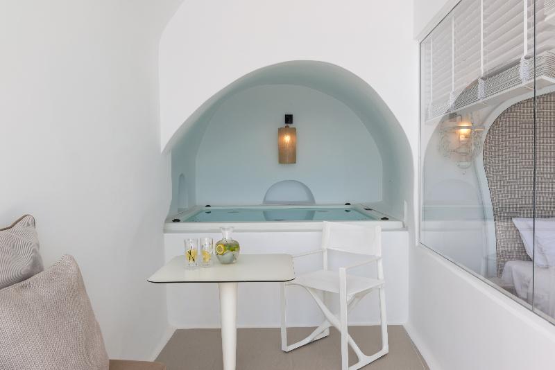 سوئیت با چشم‌انداز, Nefeles Luxury Suites