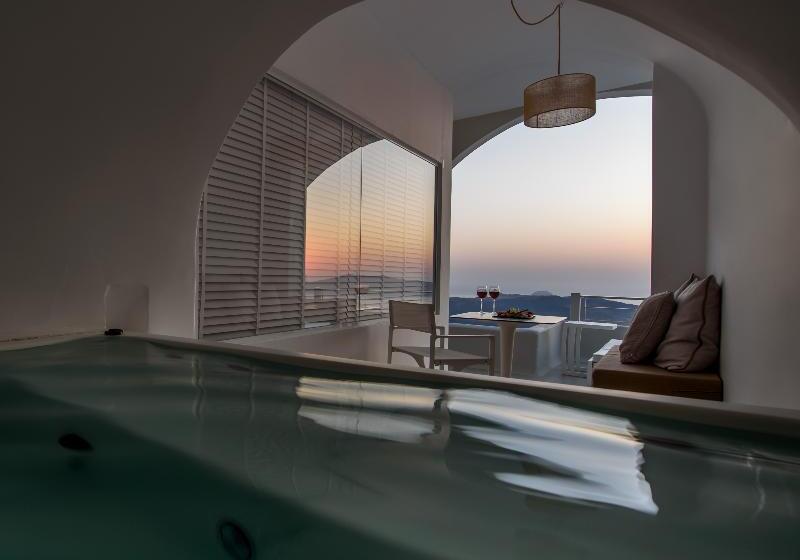 سوئیت با چشم‌انداز, Nefeles Luxury Suites