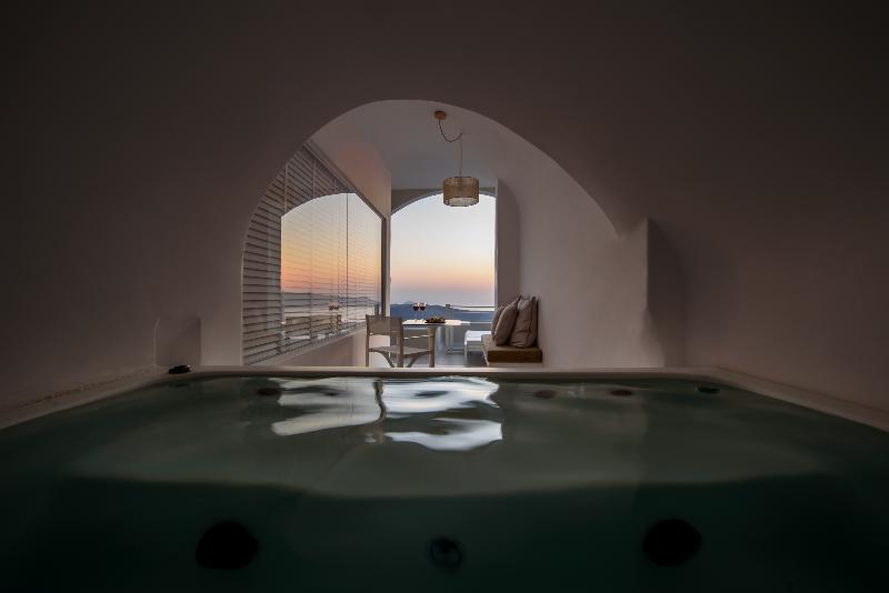 سوئیت با چشم‌انداز, Nefeles Luxury Suites