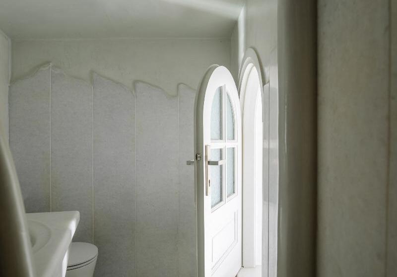 سوئیت جونیور با چشم‌انداز, Nefeles Luxury Suites