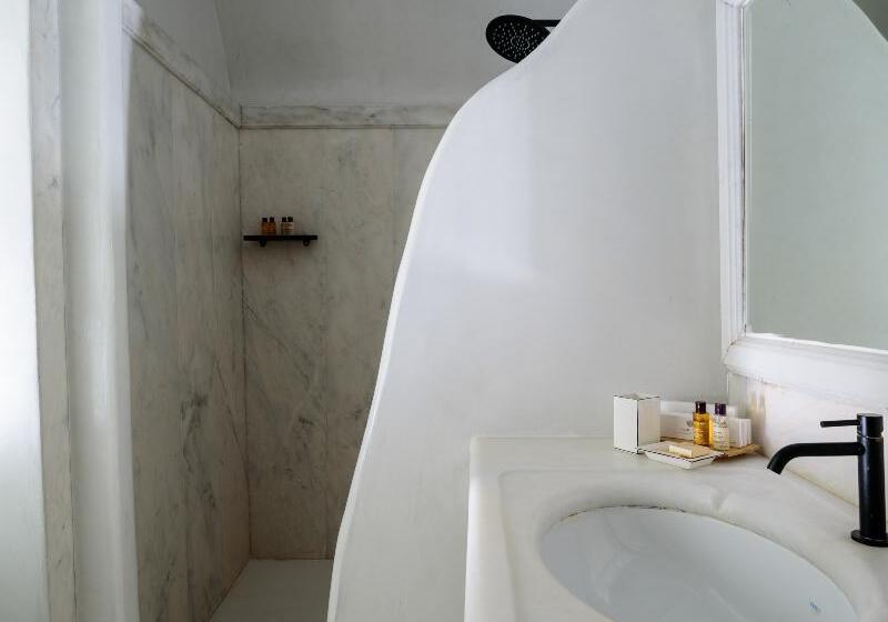 سوئیت با چشم‌انداز, Nefeles Luxury Suites