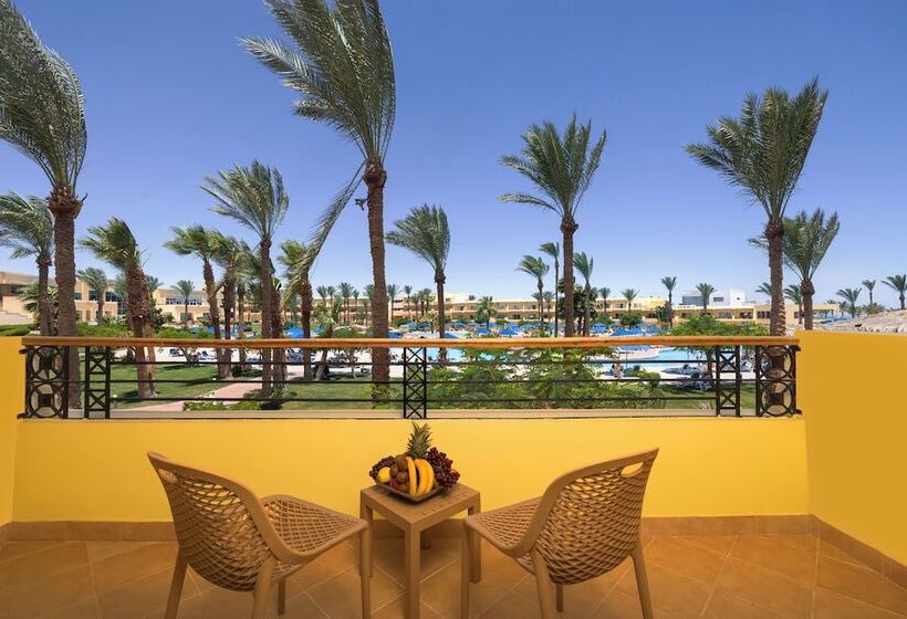 اتاق سوپریور با چشم‌انداز استخر, Amwaj Oyoun Resort & Casino