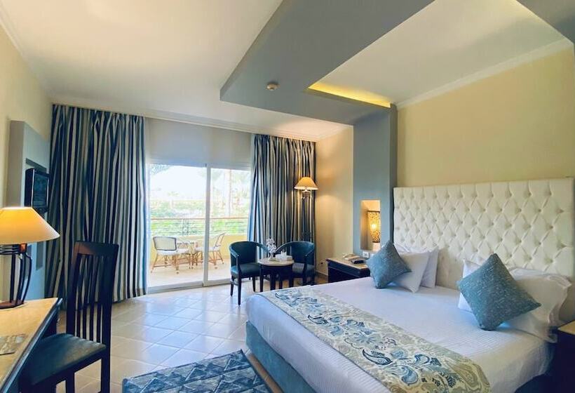 اتاق سوپریور با چشم‌انداز استخر, Amwaj Oyoun Resort & Casino