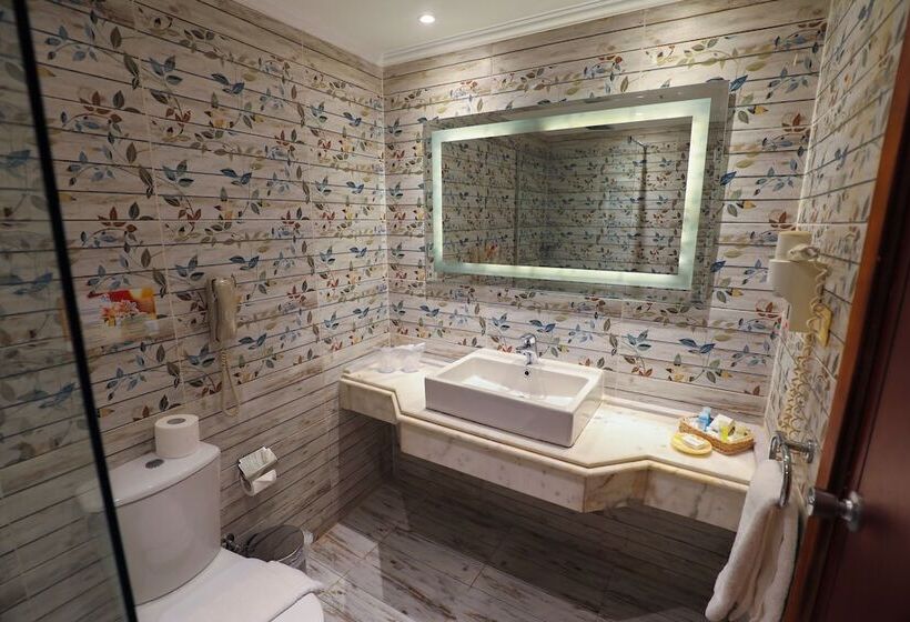 اتاق سوپریور با چشم‌انداز استخر, Amwaj Oyoun Resort & Casino
