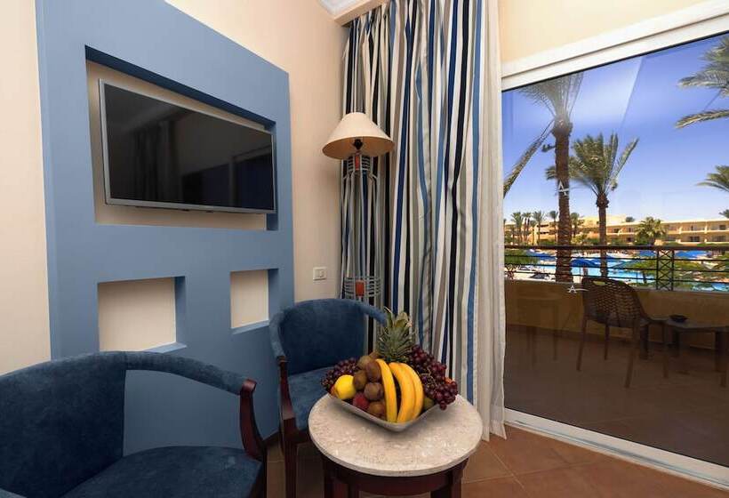 اتاق سوپریور با چشم‌انداز استخر, Amwaj Oyoun Resort & Casino