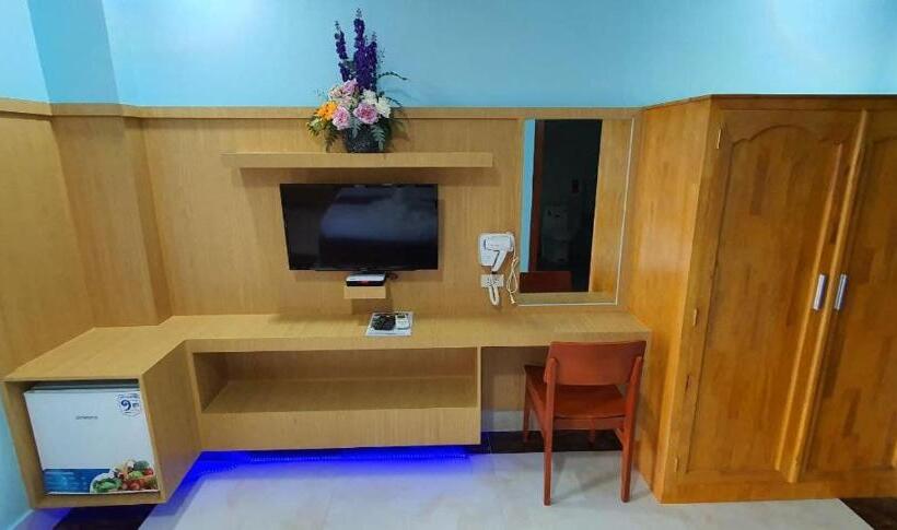 اتاق لوکس با بالکن, Pheng Chenda