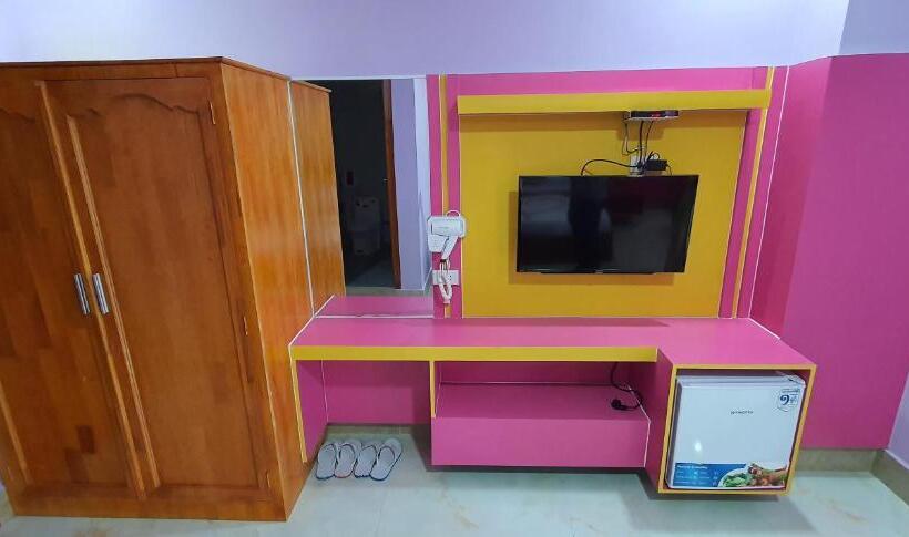اتاق لوکس با بالکن, Pheng Chenda