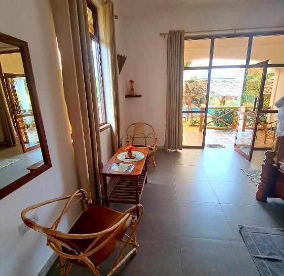 اتاق لوکس, Mimi Na Wewe Villa