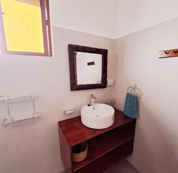 اتاق لوکس چهار تخته, Mimi Na Wewe Villa