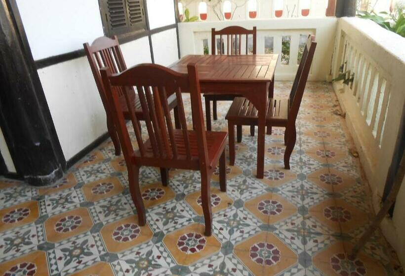 اتاق استاندارد سه تخته با چشم‌انداز باغ, Kongmany Colonial House