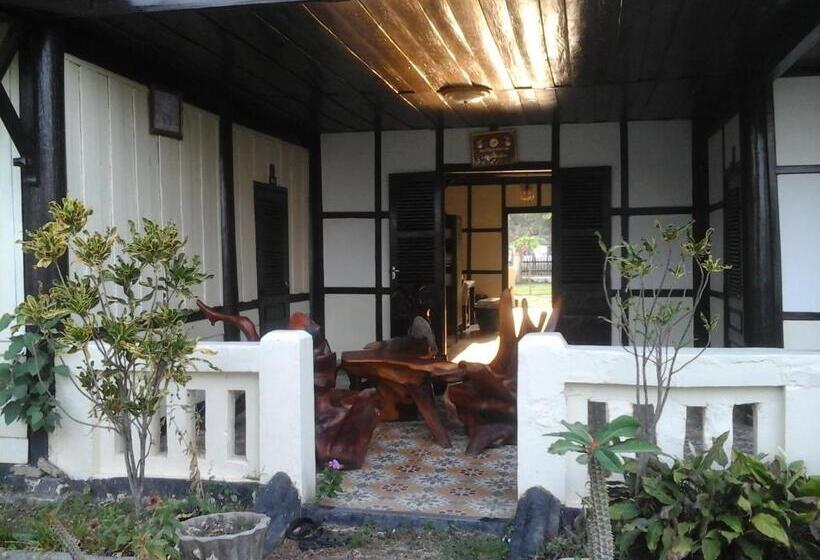 اتاق استاندارد سه تخته با چشم‌انداز باغ, Kongmany Colonial House