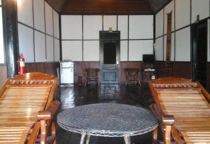 اتاق خانوادگی, Kongmany Colonial House