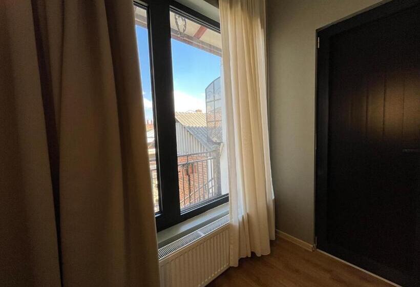 استودیوی استاندارد, Honeymoon Apartments In Old Tbilisi
