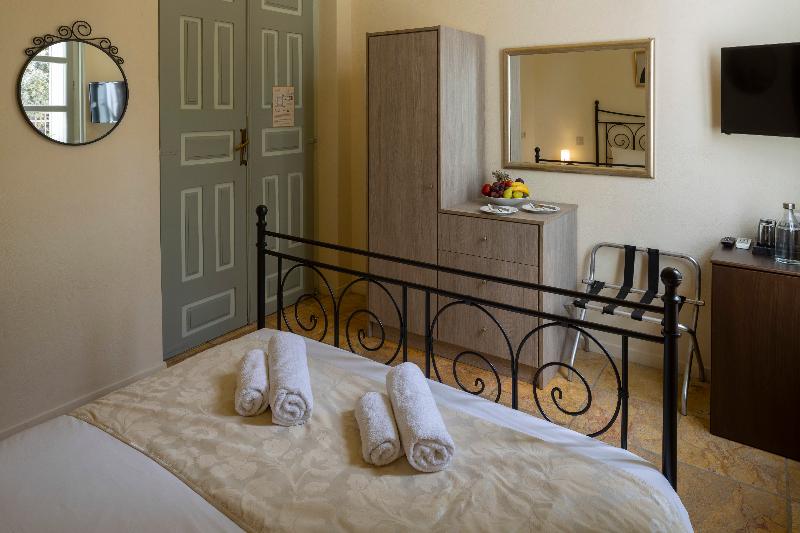اتاق اکونومی, Aria Lito Mansion