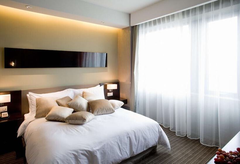 Quarto Classe Business, Shanghai Parkyard