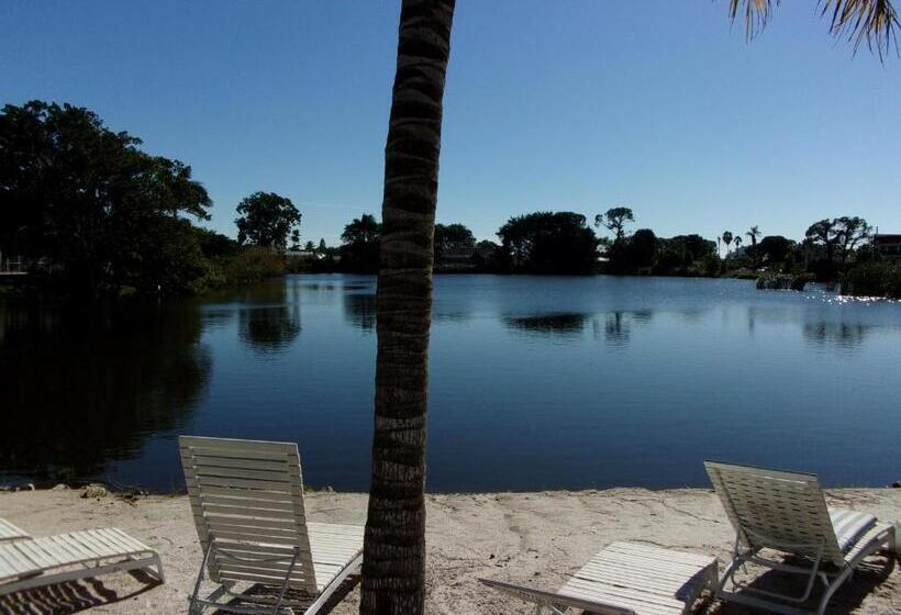 Suite with lake view, Marco Island Lakeside Inn