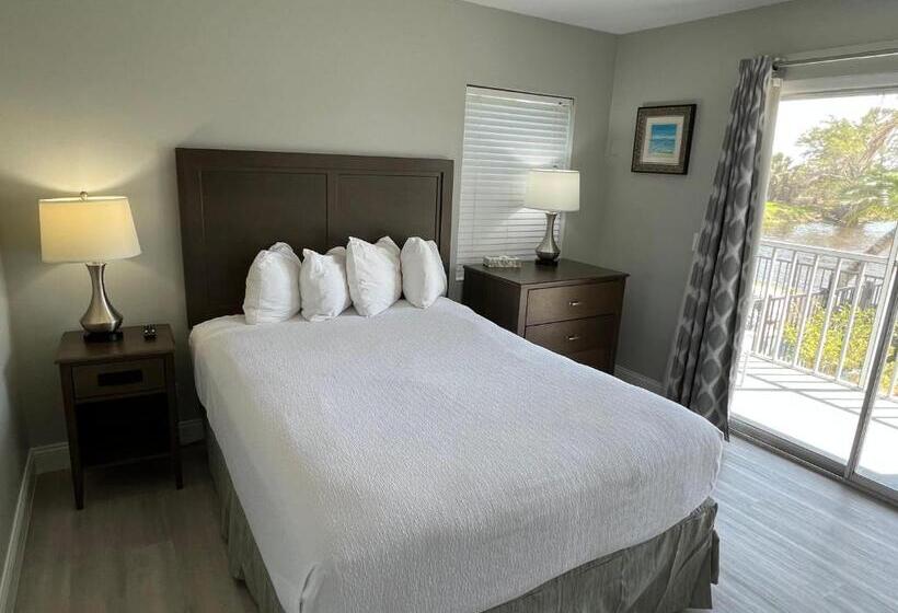 Suite with lake view, Marco Island Lakeside Inn