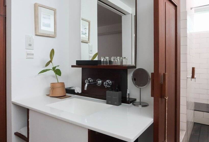 اتاق لوکس, Putahracsa Hua Hin