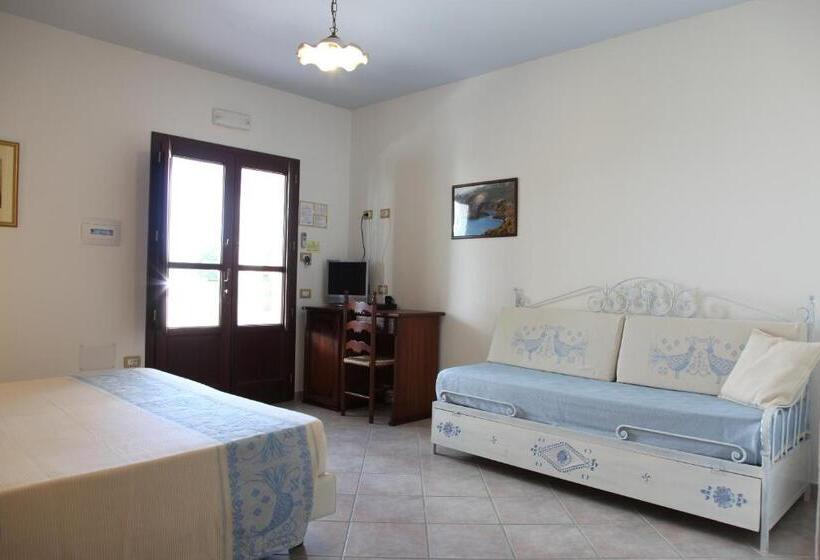 غرفة كومفورت مطلة على حمام السباحة, Resort Nuraghe Arvu