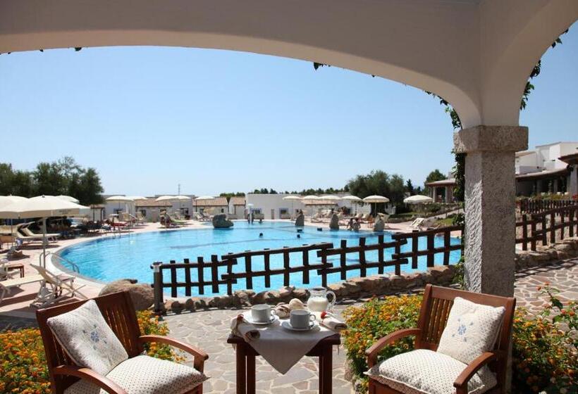 غرفة كومفورت مطلة على حمام السباحة, Resort Nuraghe Arvu