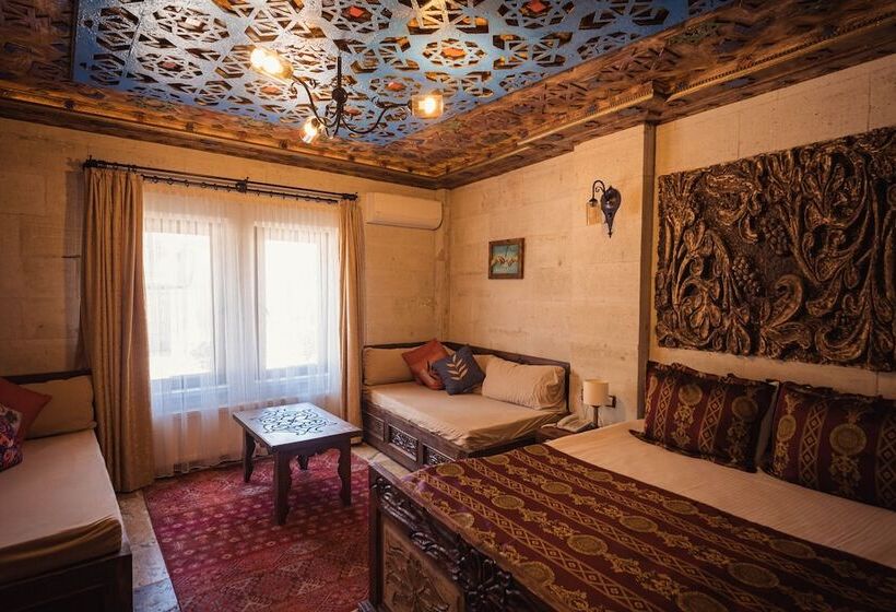 اتاق خانوادگی, Olivia Cave
