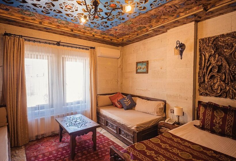 اتاق خانوادگی, Olivia Cave
