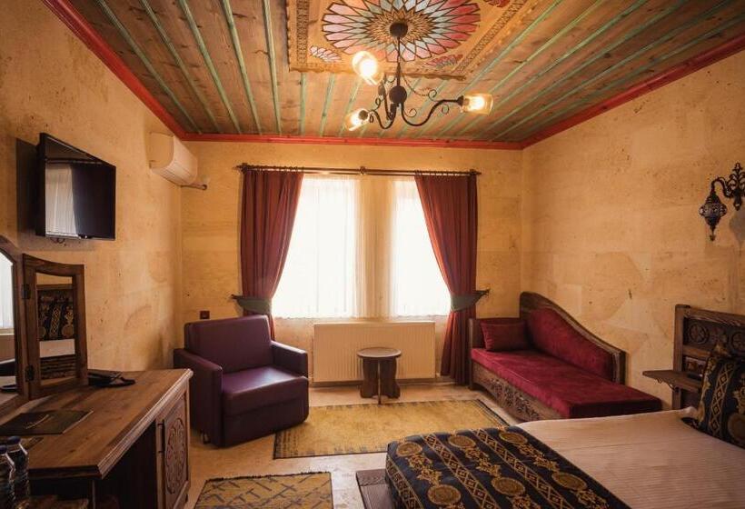 اتاق خانوادگی, Olivia Cave