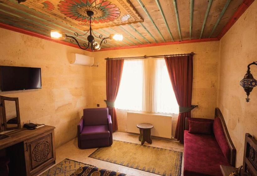 اتاق خانوادگی, Olivia Cave